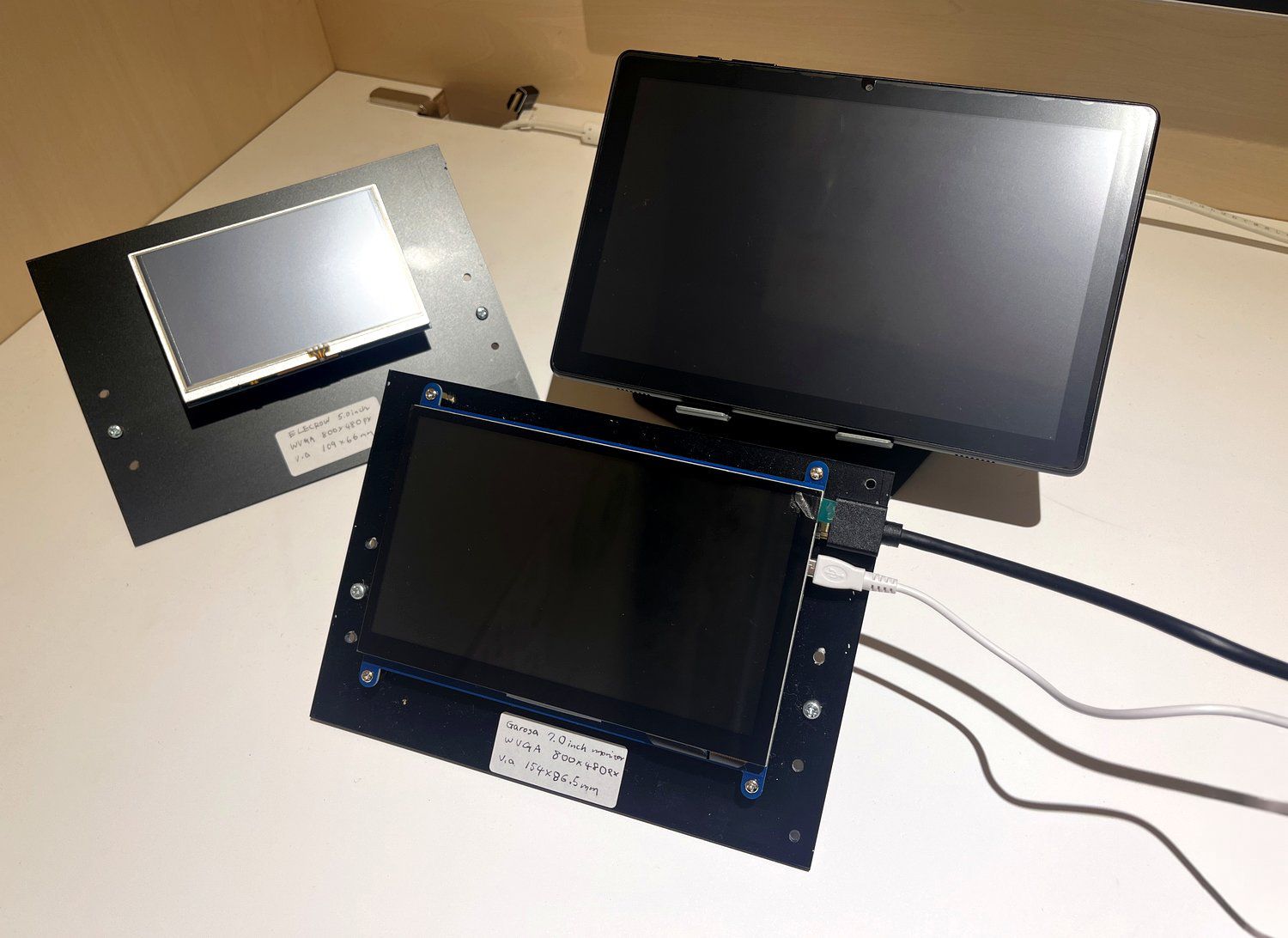 PEC社内で評価している各種の組み込み用ディスプレイ。解像度やサイズ、タッチ方式の異なるパネルを実際に並べて確認している様子