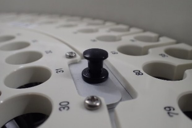 実機を撮影した写真。手前の部品にはピントが合うが、奥のスロットはぼやけて数えづらい